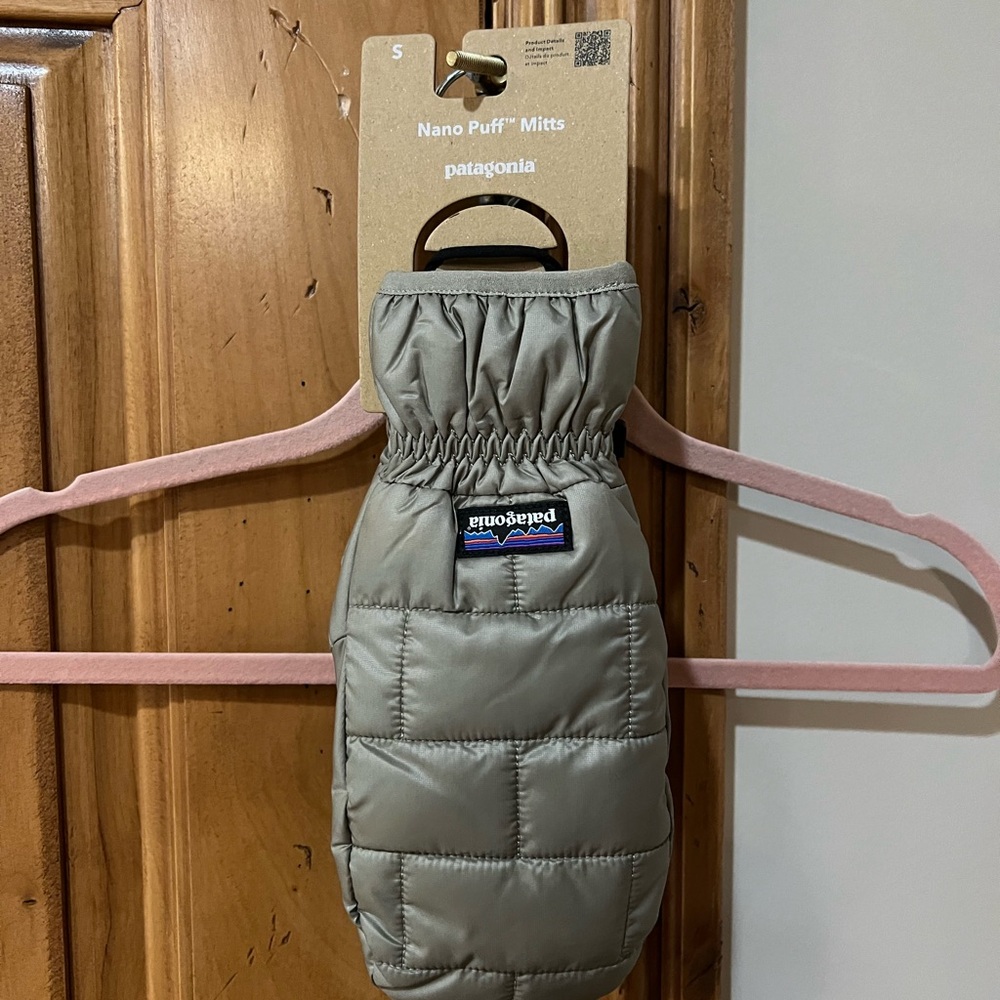Patagonia Nano Puff women's Mittens in seabird grey. size small. NWTS